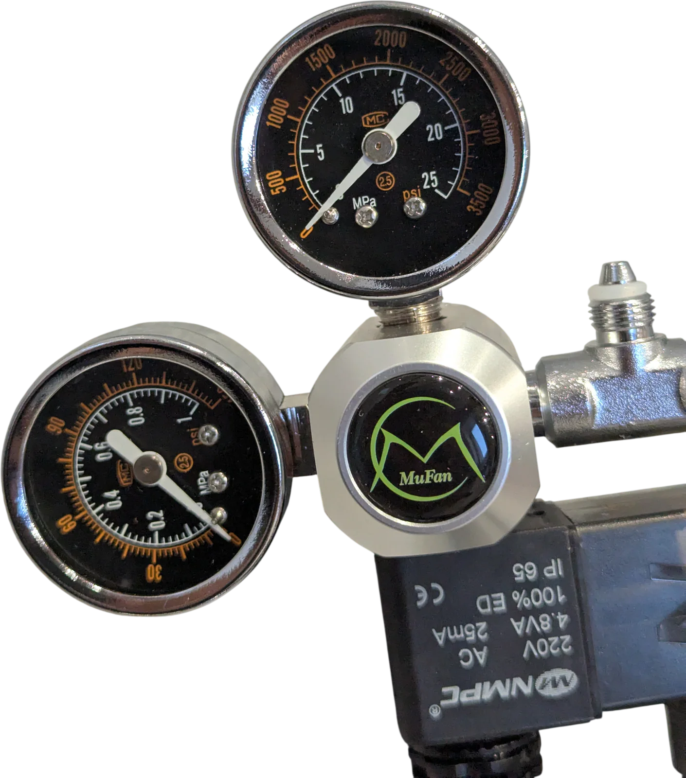 Close view of the Mufan CO2 regulator gauges and solenoid